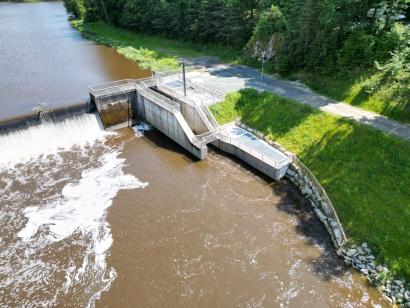 Luftbild fertig gestellte Fischschleuse landseitig der Wasserkraftanlage